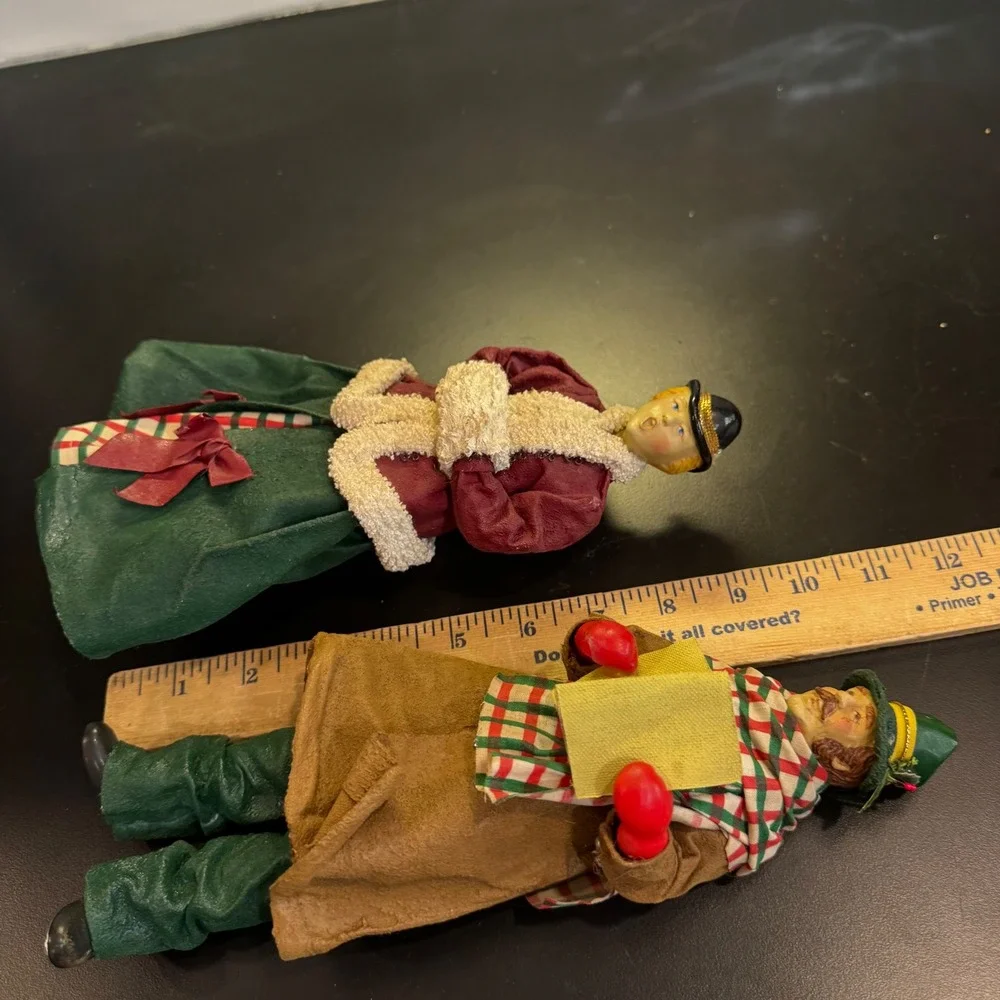 Christmas Caroler Figurines Set of 2 Red Green Victorian Holiday Decor A-9